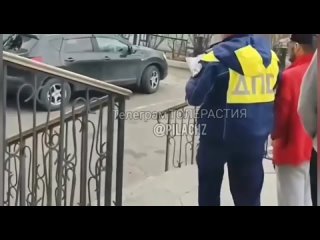 Во Владивостоке мигрант-нелегал начал на полной скорости удирать от сотрудников на машине во время рейдов, чтобы его не депортир
