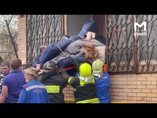 В Москве сотрудники МЧС вытащили через окно 300-килограммового мужчину (Mash)