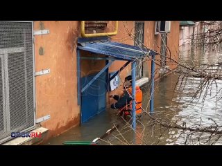 Спасение жительницы Орска из дома по улице Строителей, первый этаж которого ушел под воду