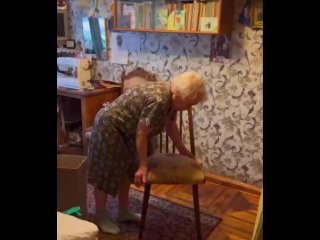 Видео с 92-летней старушкой из Питера, которая с лёгкостью встаёт на две руки, завирусилось в Рунете