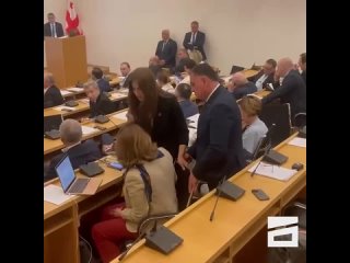Рассмотрение законопроекта об иноагентах в парламенте Грузии вновь привело к потасовке.
