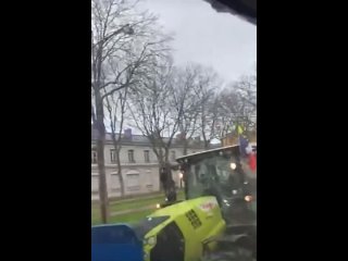 ☝️☢️🗣 - 🇫🇷🚜🥩🌽Фермеры прибыли в Версаль, они намерены окружить замок и перекрыть доступ к нему.