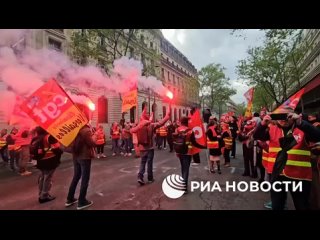 In the center of Paris, at the call of one of the leading French trade unions, the General Confederation of Labor, a demonstrati