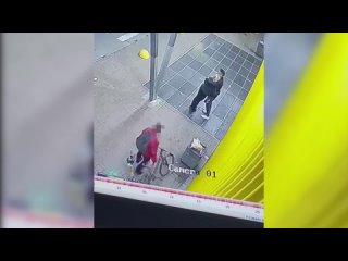 Видео: момент кражи велосипеда около магазина в Петербурге