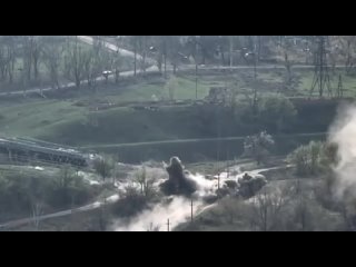 Кадры подрыва Humvee ВСУ на собственной мине в районе Часов Яра