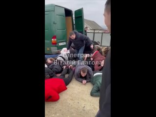 🇺🇦 На этих кадрах из Черновицкой области задержание украинскими пограничниками 34 молодых людей, которые хотели сбежать в Румыни