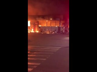 Торговые павильоны горят на площади в 1 тысячу квадратных метров в Невыномысске в Ставропольском крае