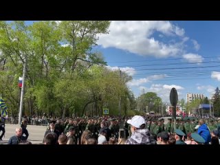 На главной площади Хакасии в руках знаменной группы точные копии знамен стрелковых полков Пирятинской дивизии. В дивизии по пр