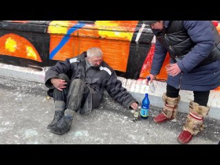 Бомжепад в московском Люблино — агрессивные бездомные заполонили новостройки ПИК, где мусорят, бросаются на местных и всячески м