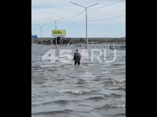 Курганец устал ждать открытия шоссе Тюнина и пошел на другой берег пешком    Не остановила его ни холодная вода,... (видео)