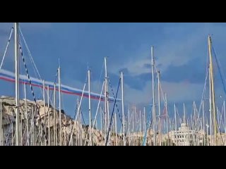 Bei der gestrigen Parade in Marseille wurde beim Fliegen der Patrouille de France ein Fehler in der Reihenfolge der Farben gemac