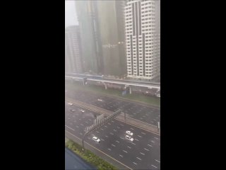 Otros vídeos de Dubai, que está siendo inundado por fuertes aguaceros.  Hay mar en la pista del aeropuerto y las calles de la ci