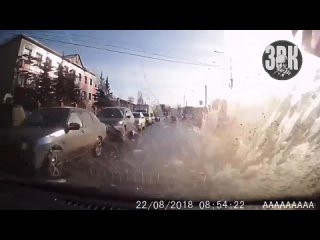 Окатил водой из лужи автора видео ЗВК Киров Злой водитель кировчанин