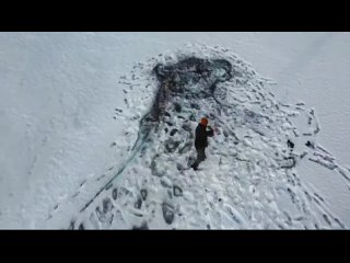 Известный алтайский художник и скульптор Никола Питерский написал картину прямо на снегу на берегу Катуни