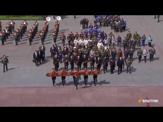 Владимир Путин и лидеры зарубежных стран, приглашенные на Парад Победы, возложили цветы к Вечному огню