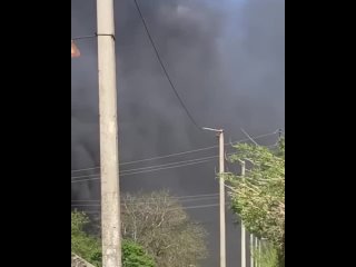 После прилета со стороны ВСУ в районе жилых домов начался сильный пожарБоевики ВСУ вновь нанесли удар по Каховке  в районе