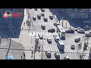 О дорожном происшествии в центре города сегодня сообщал @autogarant_vl. Водитель Honda Fit при движении со стороны Динамо прое