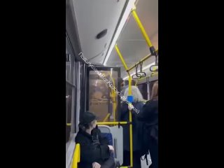 В волгоградском автобусе школьники забили пассажира