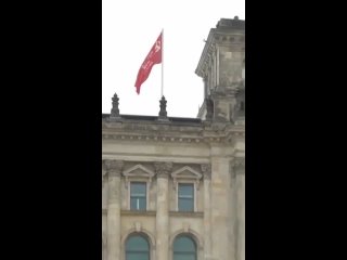 В Берлине Неизвестные Герои водрузили на крышу Рейхстага знамя Победы