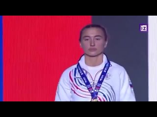 Видео дня! Гимн России прервался во время награждения победительницы чемпионата Европы по боксу Юлии Чумгалаковой.