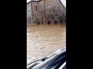 Спущенная лодка и ледяная вода. Полицейский помог женщине выбраться с повреждённой лодки