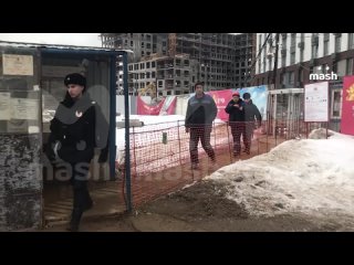 Ожидаемая полицейская облава на мигрантов в столичном ЖК “Лучи“, где рабочие устроили снежное побоище. Всех выводят партиями по