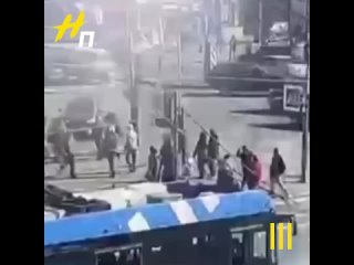 Трамвай сбил толпу пешеходов у метро Приморская