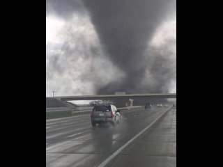 Шесть человек пострадали в результате обрушившихся на американские штаты Небраска, Айова и Техас мощных торнадо, сообщает CNN