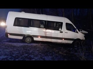В Новосибирске пассажирский микроавтобус вылетел на встречку и врезался в грузовик  четверо человек пострадали и доставлены в б