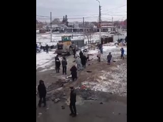 Тракторист снес незаконную торговую точку в Новосибирске.