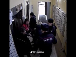 В результате жёсткого торможения лифта в петербургских Шушарах пострадали три человека, уточнили RT в местной администрации