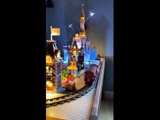 Умелец воссоздал заставку Disney с замком из Lego и голографическими фейерверками на вентиляторе