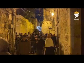 Las fuerzas de ocupacin impiden que un gran nmero de residentes entren en la bendita mezquita de Al-Aqsa para realizar oraci