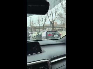️ ️ ️ ️ ️ ️ Неадекватный мужчина пытается проникнуть в автомобили горожан в районе путепровода на улице Русской во Владивостоке