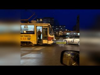 В результате ДТП на улице Зари в Дзержинском районе оказалось парализовано движение трамваев (г)