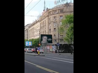 На банере в центре Белграда разместили цитаты Лаврова и Путина, о том, что Сербию не сломить, а также в конце спасибо русским з