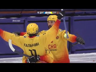 Владимир Каланчин забивает красивый мяч в ворота Динамо