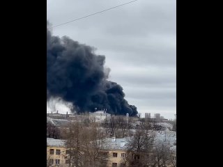 Чёрный дым над Екатеринбургом: Тысячи квадратов горят на Уралмашзаводе