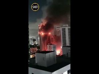 Мощный пожар охватил небоскрёб в бразильском городе Ресифи.