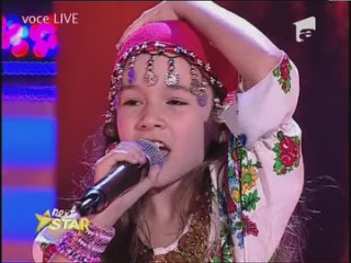 Eliza Talmacel, 8 ani, danseaza si canta muzica tiganeasca (2013)