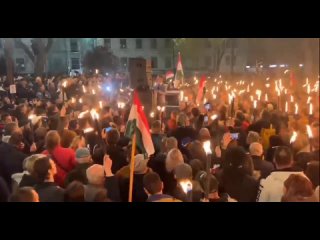 В Будапеште накануне вечером толпа людей собралась на митинг