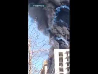 На крыше горящего ЖК в Подмосковье застрял человек, сообщают очевидцы в соцсетях