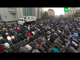 В Москве большое количество верующих собрались утром у главной московской мечети для молитвы и выполнения намаза.
