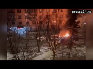 В Москве на улице Марии Ульяновой мужчина в четверг вечером поджег квартиру и автомобиль.  Как сообщ