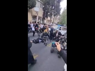 Policías israelíes golpean a un grupo de judíos jasídicos desarmados que se manifestaban en un barrio de Jerusalén contra el Est