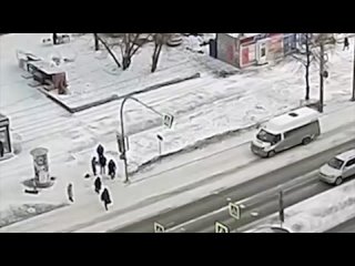 В Челябинске маршрутка сбила человека