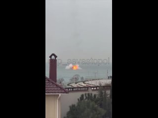 Кадры вчерашнего падения военного борта в море около Севастополя
