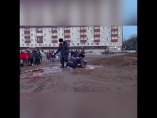 Школьники застряли в грязи прямо в центре подмосковного Солнечногорска