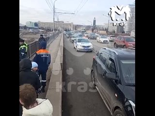 Девушка сорвалась с Коммунального моста в Красноярске