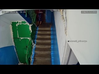 Думаете, это подростки рисуют в подъездах? А вот и нет. Бабуля на Сафонова сама решила немного пошалить. (видео)